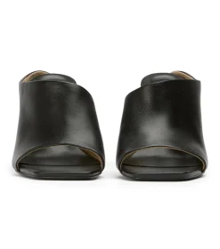 Model Black Nappa